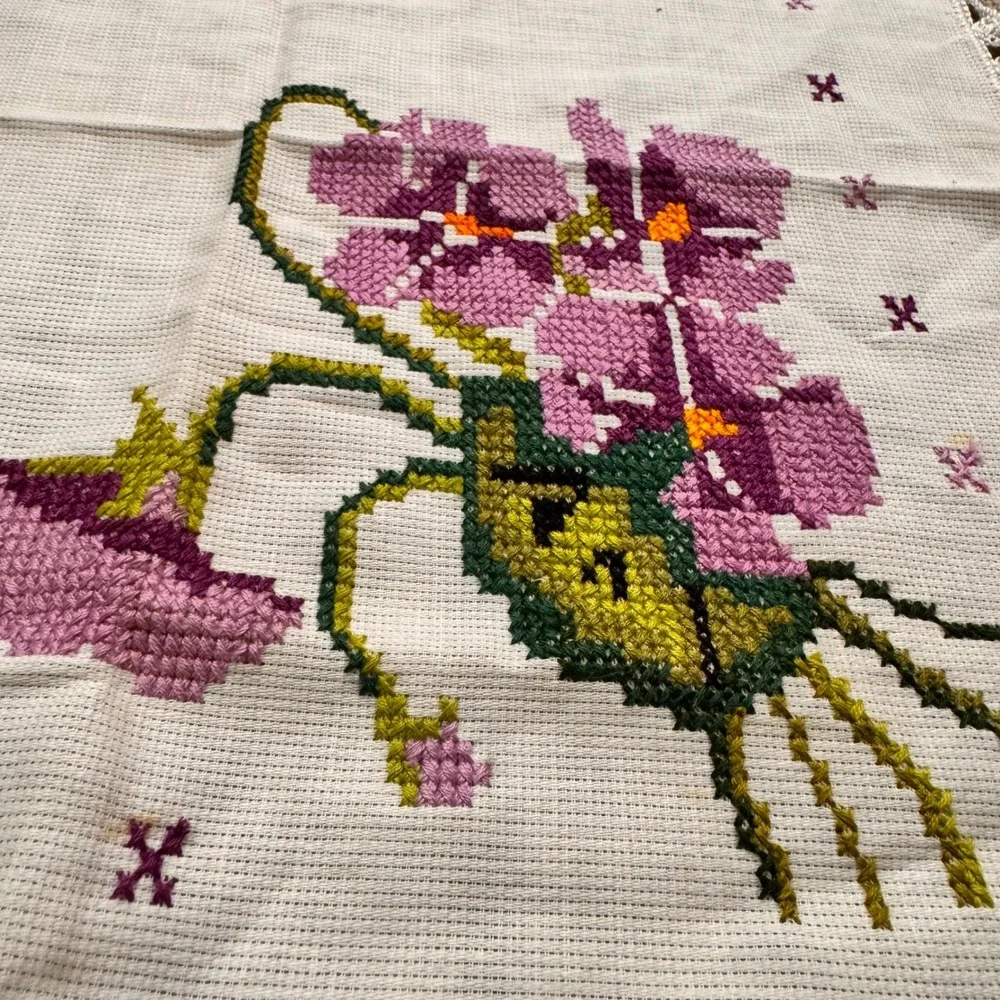 Vintage Handmade Cross Stitch Floral Table Linen Purple Pansy Crochet Lace 15in‎